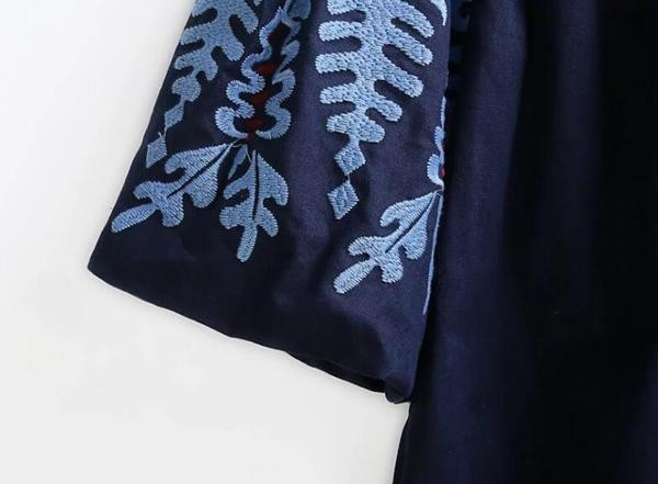 Κομψό γυναικείο φόρεμα  με γυμνούς ώμους με 3/4 μανίκια σε σκούρο μπλε χρώμα