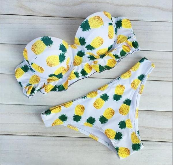 Finom, kétrészes női fürdőruha mintával