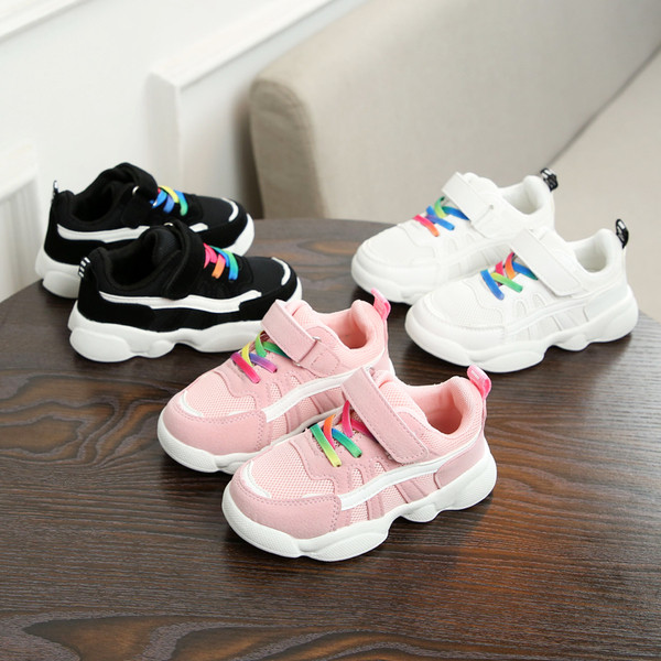 Érdekes, uniszex gyerek sportcipő színes fűzőkkel és magas talppal, három színben