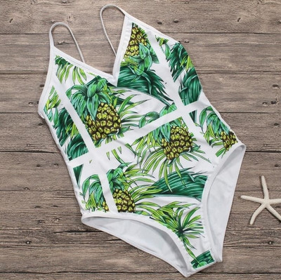 Egy egész női fürdőruha virágmotívumban, különböző színekben