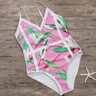 Egy egész női fürdőruha virágmotívumban, különböző színekben