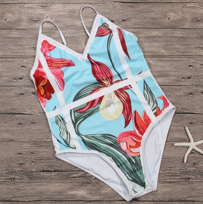 Egy egész női fürdőruha virágmotívumban, különböző színekben