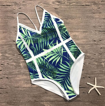 Egy egész női fürdőruha virágmotívumban, különböző színekben