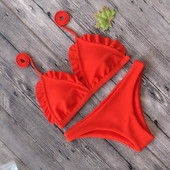 Egyszerű kétrészes női fürdőruha vékony pántokkal