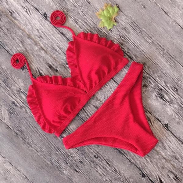 Egyszerű kétrészes női fürdőruha vékony pántokkal