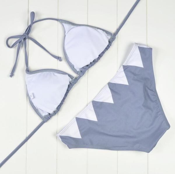 Kétrészes női fürdőruha érdekes díszítéssel szürke és fekete színben