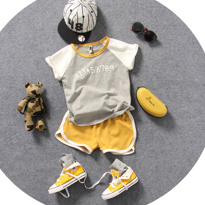 Παιδικό αθλητικό σετ του καλοκαιριού με δύο μέρη - T-shirt και σορτς