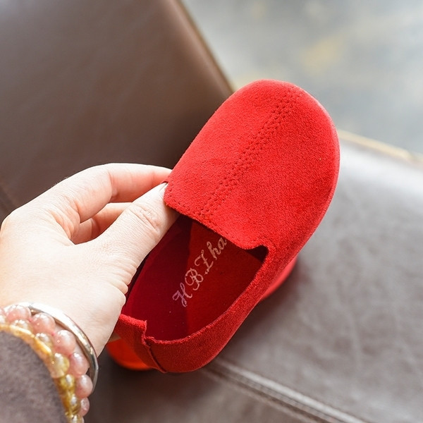 Tavaszi gyerek egyszerű mokaszinok, mindennapi használatra alkalmas lányoknak és fiúknak sok színben