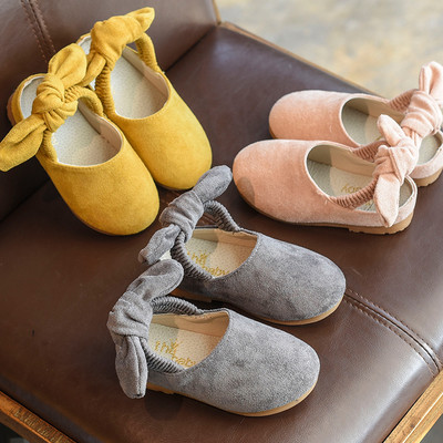 Απλά παιδικά παπούτσια για τα κορίτσια με κορδέλα σε τρία χρώματα