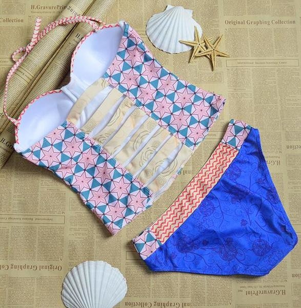 Jelenlegi női fürdőruha két részből áll - bikini fűzővel