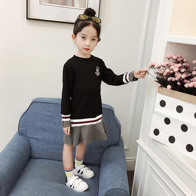 Sportos-alkalmi gyerekruha lányoknak egyszerű modellben, hosszú ujjal