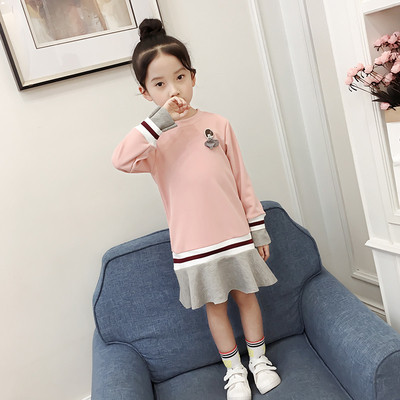 Sportos-alkalmi gyerekruha lányoknak egyszerű modellben, hosszú ujjal