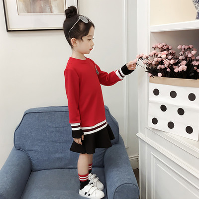 Sportos-alkalmi gyerekruha lányoknak egyszerű modellben, hosszú ujjal