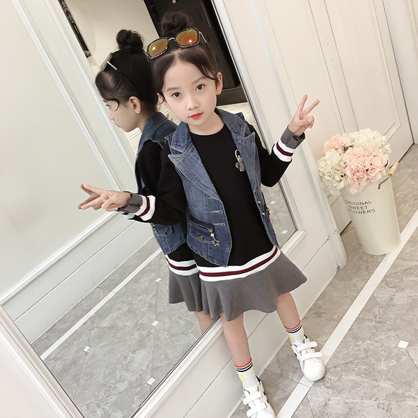 Sportos-alkalmi gyerekruha lányoknak egyszerű modellben, hosszú ujjal