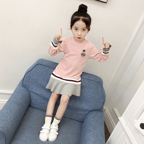 Sportos-alkalmi gyerekruha lányoknak egyszerű modellben, hosszú ujjal