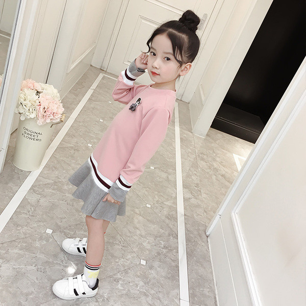 Sportos-alkalmi gyerekruha lányoknak egyszerű modellben, hosszú ujjal