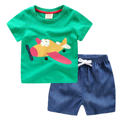 Két részből álló sport- és hétköznapi szett - kockás nadrág és póló különféle alkalmazásokkal