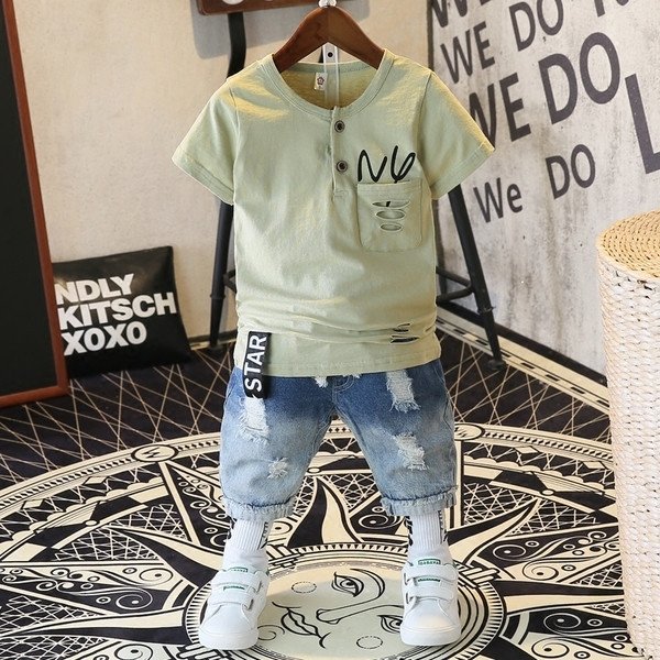 Modern szett fiúknak pólóból és farmerből