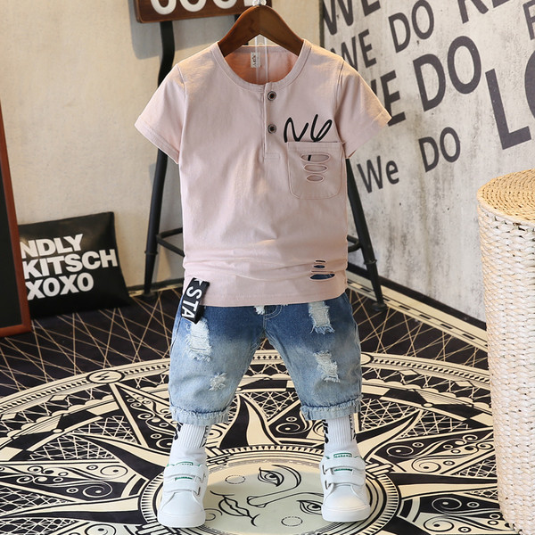 Modern szett fiúknak pólóból és farmerből