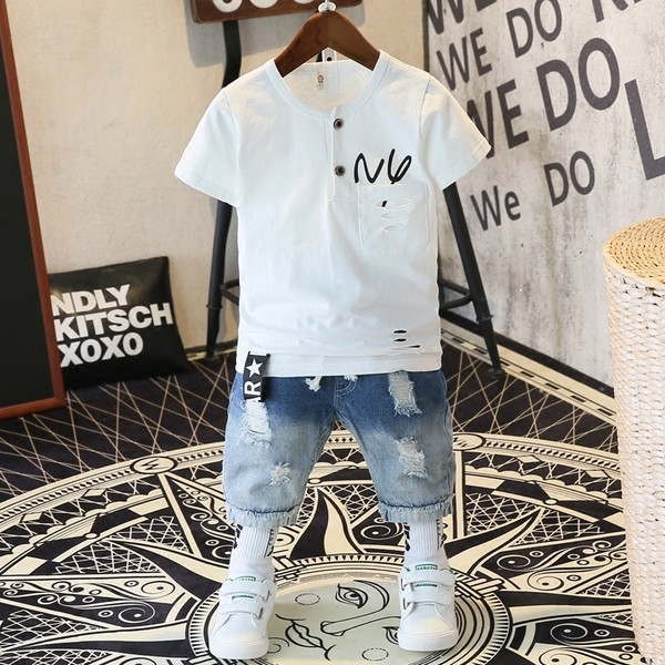 Modern szett fiúknak pólóból és farmerből