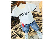 Set modern pentru baieti pentru copii dintr-un tricou cu decolteu O si blugi scurti rupti