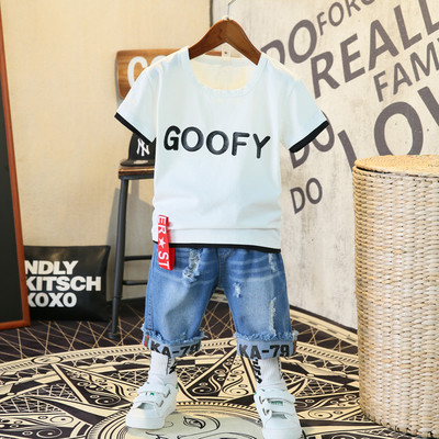 Set modern pentru baieti pentru copii dintr-un tricou cu decolteu O si blugi scurti rupti