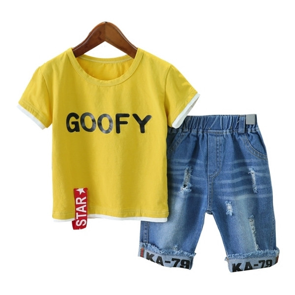 Set modern pentru baieti pentru copii dintr-un tricou cu decolteu O si blugi scurti rupti