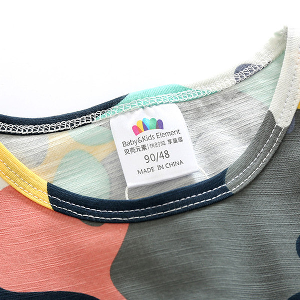 Un set de tricou și pantaloni scurți pentru băieți în culoarea camuflajului