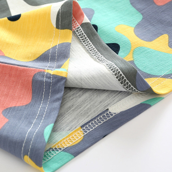 Un set de tricou și pantaloni scurți pentru băieți în culoarea camuflajului