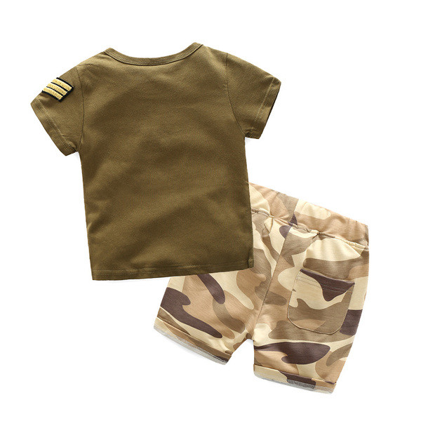 Echipa sportivă și casual pentru copii dintr-un tricou și pantaloni scurti de camuflaj
