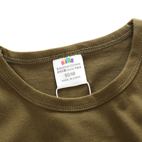 Echipa sportivă și casual pentru copii dintr-un tricou și pantaloni scurti de camuflaj