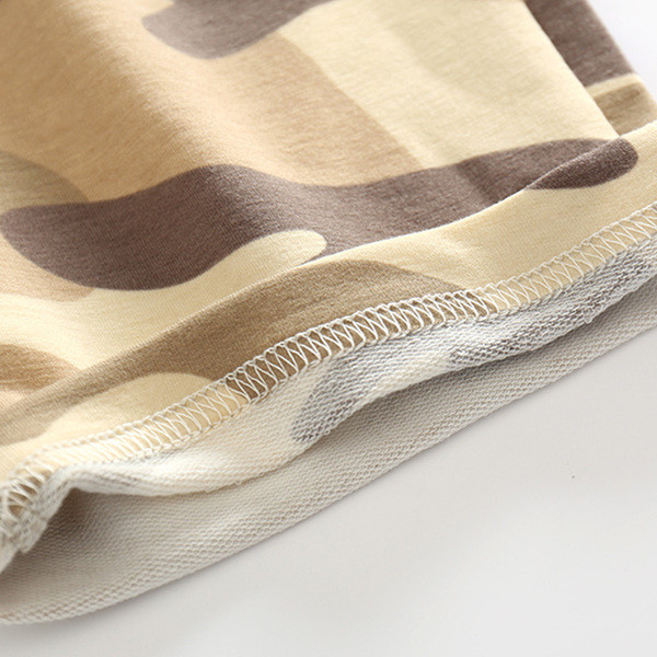 Echipa sportivă și casual pentru copii dintr-un tricou și pantaloni scurti de camuflaj