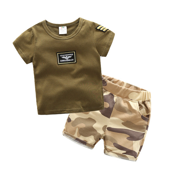 Echipa sportivă și casual pentru copii dintr-un tricou și pantaloni scurti de camuflaj