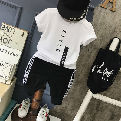 Set sport pentru copii de zi cu zi pentru băieți dintr-un tricou alb și pantaloni negri