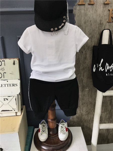 Set sport pentru copii de zi cu zi pentru băieți dintr-un tricou alb și pantaloni negri