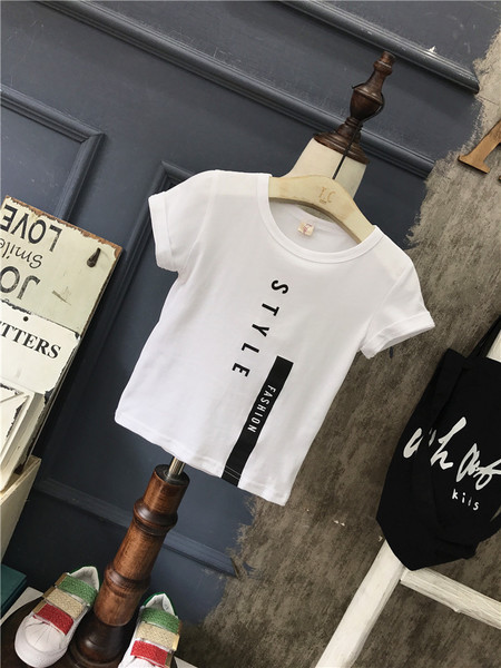 Set sport pentru copii de zi cu zi pentru băieți dintr-un tricou alb și pantaloni negri