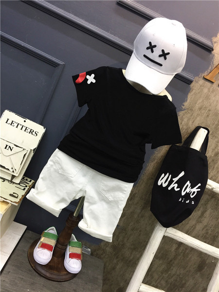 Αθλητικό κομψό σετ μπλούζας με εφαρμογές και  παντελόνια με σχισμένα στοιχεία 