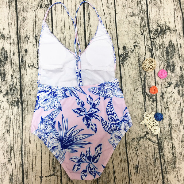 Un costum de baie complet pentru doamne cu decolteu în V și spate gol