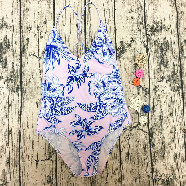 Un costum de baie complet pentru doamne cu decolteu în V și spate gol