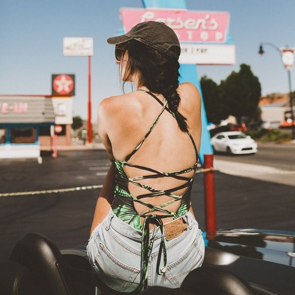 Női teljes fürdőruha virágmintás vékony pántokkal