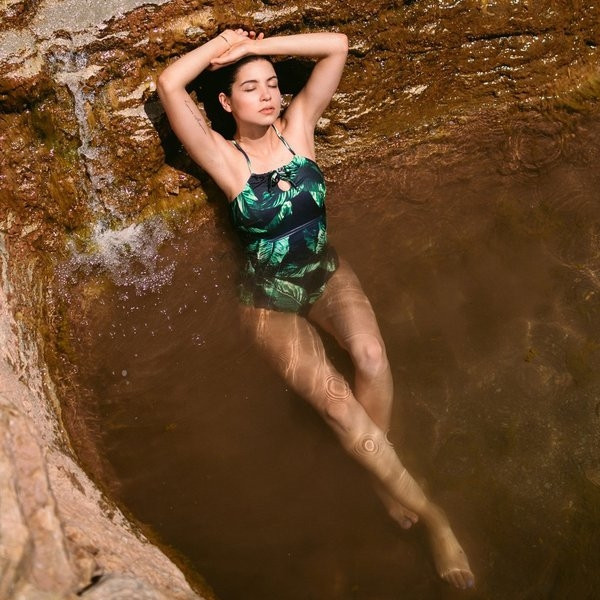 Női teljes fürdőruha virágmintás vékony pántokkal