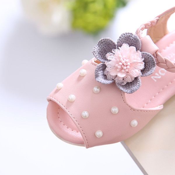Stílusos gyerekszandál lányoknak virágmotívummal és gyöngyökkel, két színben