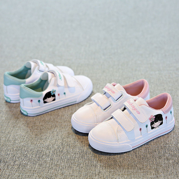 Σύγχρονα παιδικά πάνινα παπούτσια για κορίτσια με λουράκια βελκρό και ενδιαφέρουσα πολύχρωμη εφαρμογή