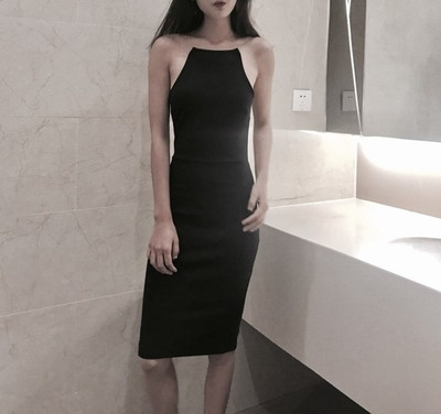 Κομψό λεπτό γυναικείο φόρεμα σε μαύρο χρώμα με ανοιχτή πλάτη
