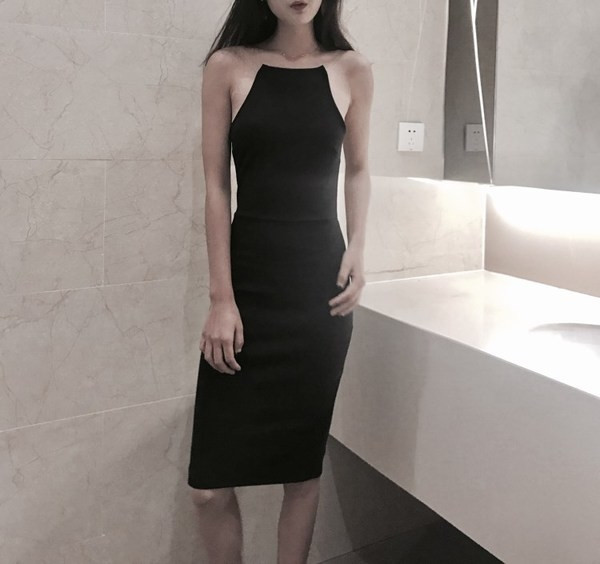 Κομψό λεπτό γυναικείο φόρεμα σε μαύρο χρώμα με ανοιχτή πλάτη