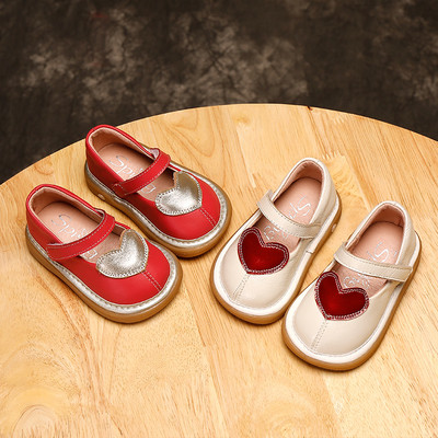 Стилни детски сандали за момичета с апликация сърце затворен модел в бял и червен цвят