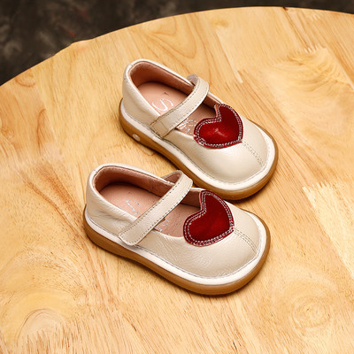 Κομψά παιδικά σανδάλια για κορίτσια με κλειστό μοτίβο σε λευκό και κόκκινο χρώμα