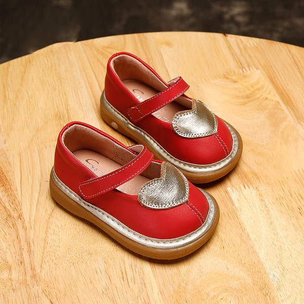 Κομψά παιδικά σανδάλια για κορίτσια με κλειστό μοτίβο σε λευκό και κόκκινο χρώμα