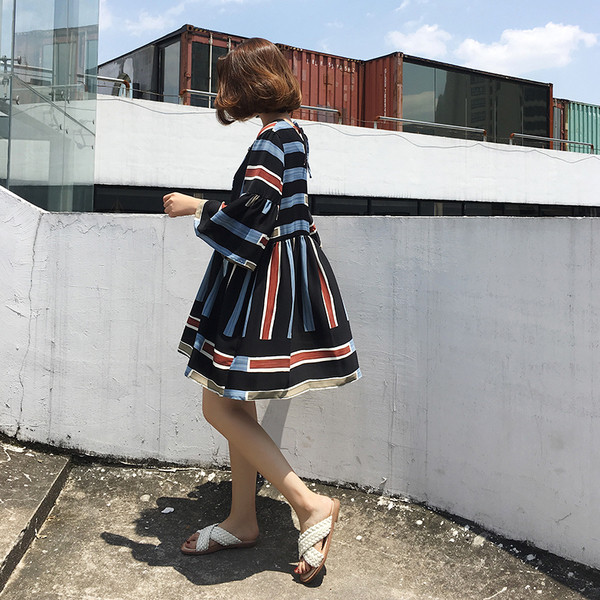 Lezser nyári női ruha szabad csíkos mintával