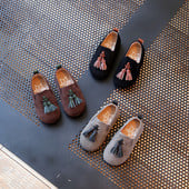 Παιδικά μοκασίνια κατάλληλα για τη  καθημερινή ζψή  για κορίτσια με φούντα σε τρία χρώματα